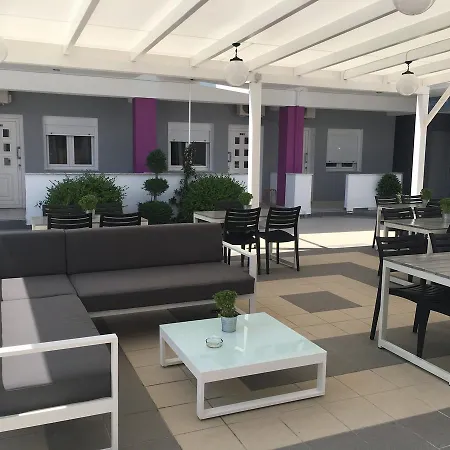 Philoxenia Earia 公寓式酒店 Vrasná